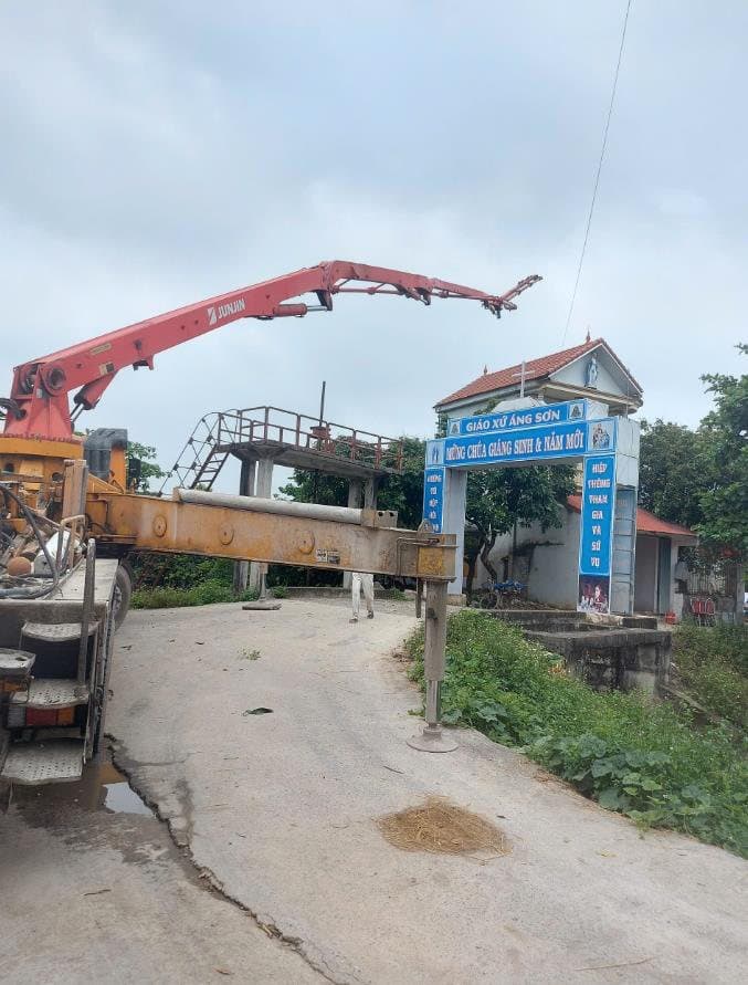 Xe bơm cần vào công trình trong làng